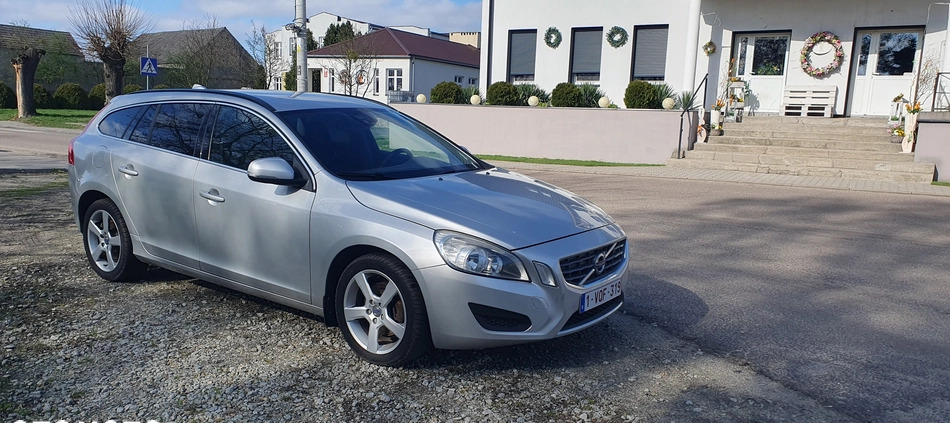 Volvo V60 cena 27900 przebieg: 220000, rok produkcji 2012 z Trzebiatów małe 37